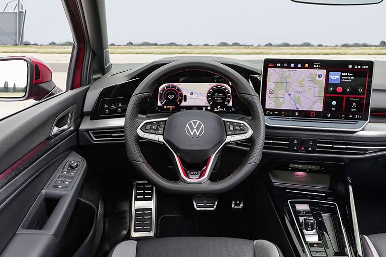 Blick ins GTI-Interieur: Erstmals gibt es optional Applikationen aus echtem Carbon
