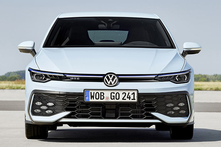 Der ebenfalls erstarkte GTE bekommt einen deutlich größeren Akku und schafft bis zu 100 Kilometer elektrisch. Optische Abgrenzung zum GTI ist die hier blaue Leiste