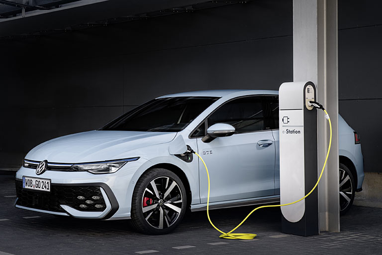 Noch immer ist die Ladesteckdose für fast alle Konstellationen auf der falschen Seite. Geladen wird jetzt schneller