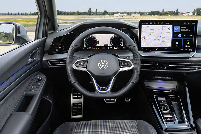 Der GTE und alle anderen Golf-Varianten bekommen wieder echte Tasten am Lenkrad. Die Temperatureinstellung per Slider unter dem Screen nähert sich wieder dem Golf-II-Standard an: Sie ist fortan beleuchtet