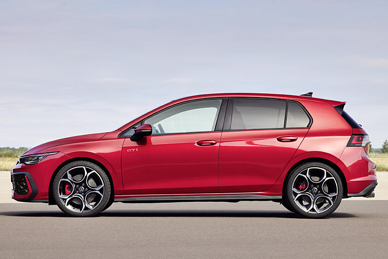 Das Auto ist nochmals etwas stärker geworden, aber VW verrät noch nicht, um wie viel. Cringe finden wir den nochmals gewachsenen und vom Kotflügel in die Tür umgezogenen Schriftzug