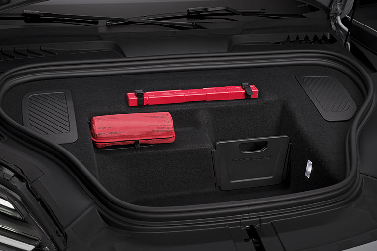 Der Frunk für Ladekabel und Krempel unter der (erstaunlicherweise nur mittig fixierten) Fronthaube fasst 84 Liter