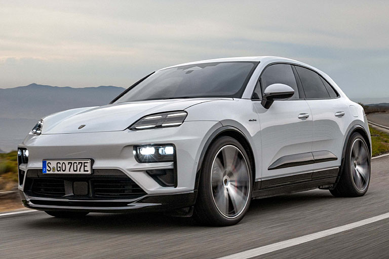 Die Neuauflage wächst in Länge und Radstand um ungefähr zehn Zentimeter, optisch wirken die Überhänge kürzer als bisher. Die Clamshell-Motorhaube weicht einer konventionellen Lösung mit Kotflügeln