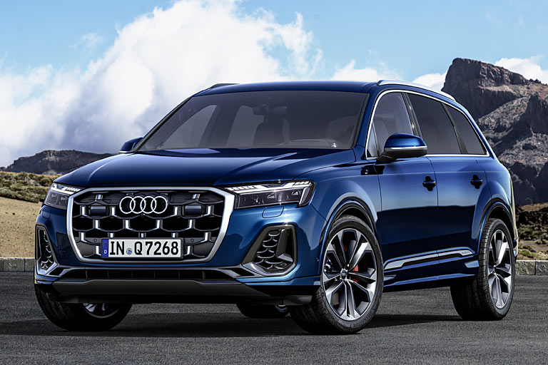 Zum zweiten Mal nach 2019 überarbeitet Audi den Q7. Kennzeichen des Facelifts ist die neue Frontpartie mit modifizierten Scheinwerfern, bulligerem Grill, modifizierter Schürze und den Audi-Ringen in 2D-Optik. Bild zeigt den Q7 S-line