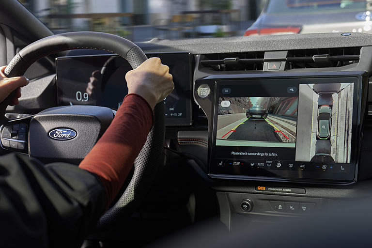 Die Klimabedieneinheit ist nun vollständig im Monitor angesiedelt, ein Lautstärke-Drehregler bleibt vorhanden. Neu gestaltetes und nochmals vergrößertes Kombiinstrument