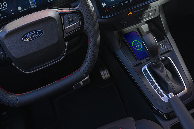 Der lieblos gemachte Wählhebel und die tatsächlich noch immer manuelle Handbremse stören das Ambiente. Das Lenkrad hat künftig nur noch zwei Speichen