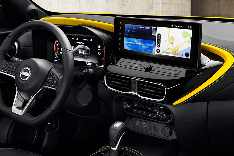 ... von drei runden auf zwei konventionelle Luftduschen bedingt. Positiv: Drehregler für die Lautstärke und eine konventionelle Bedieneinheit für die Klimaanlage, die noch immer ein 1-Zonen-System ist