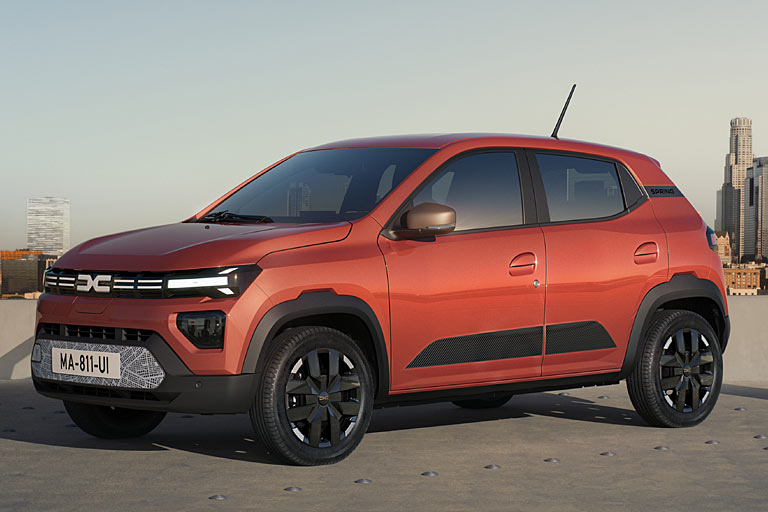 Gestatten, Dacia Spring, Facelift 2024. Der kleine Stromer zeigt sich mit neuer gerader Front, neu konturierter Motorhaube, satterer Tagfahrlicht-Signatur und neuer Lackfarbe