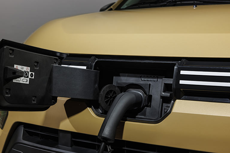 Positiv: Die Ladebuchse bleibt an der Front. Hier können künftig auch Elektrogeräte angeschlossen werden. Das Bild zeigt die zweite neue Außenfarbe