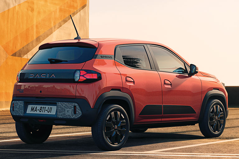 Viel cleaner zeigt sich die Heckklappe mit der neuen schwarzen Blende. Auch hier ist die Licht-Signatur verändert. Die &raquo;Beklebung im zeitgenössischen Stil&laquo; trägt nur das Topmodell