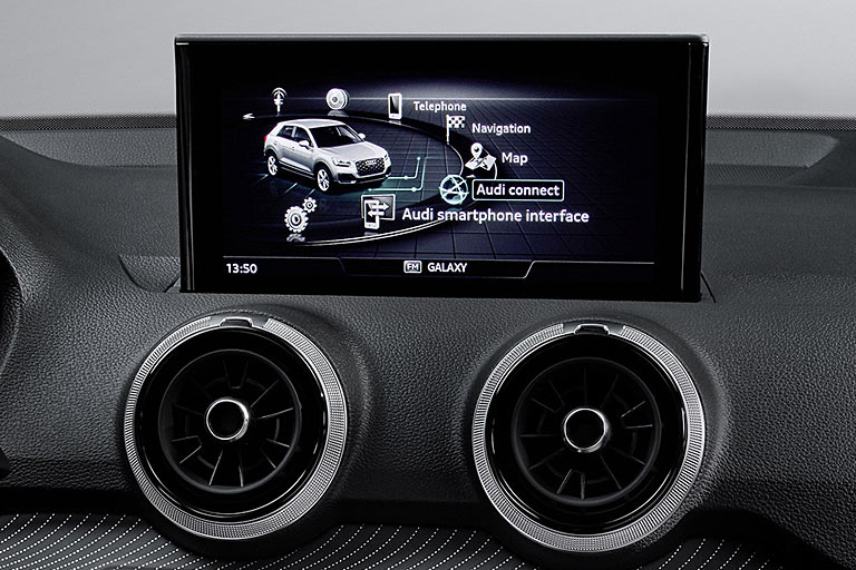 Der Vergleich zur bisherigen Umsetzung zeigt, dass das nun rein touchbasierte Display etwas Richtung Passagiere rückt