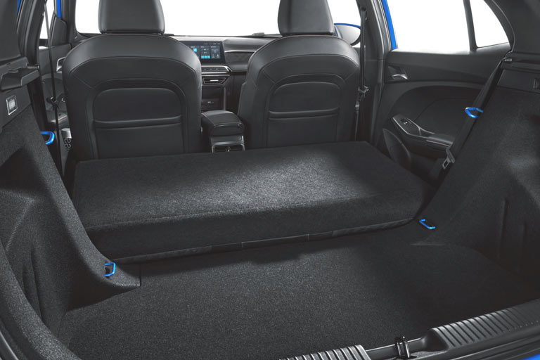 Der Kofferraum schafft bei 4,11 Metern Außenlänge gerade einmal 293 Liter. Die Rücksitzbanklehne ist nur einteilig umklappbar und lässt dabei eine große Stufe entstehen