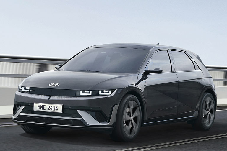 Drei Jahre nach der Vorstellung liftet Hyundai den Ioniq 5. Die Bilder zeigen die neue N-Line-Variante, die andere Schürzen und Schweller trägt als das reguläre Modell