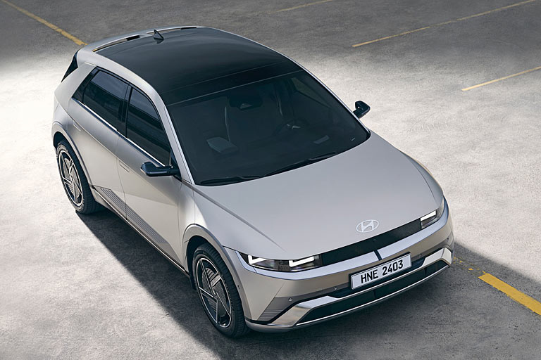 Facelift-untypisch hat Hyundai Scheinwerfer und Kühlergrill und auch die Heckleuchten unverändert gelassen. Die Kamera-Außenspiegel sind nicht Standard