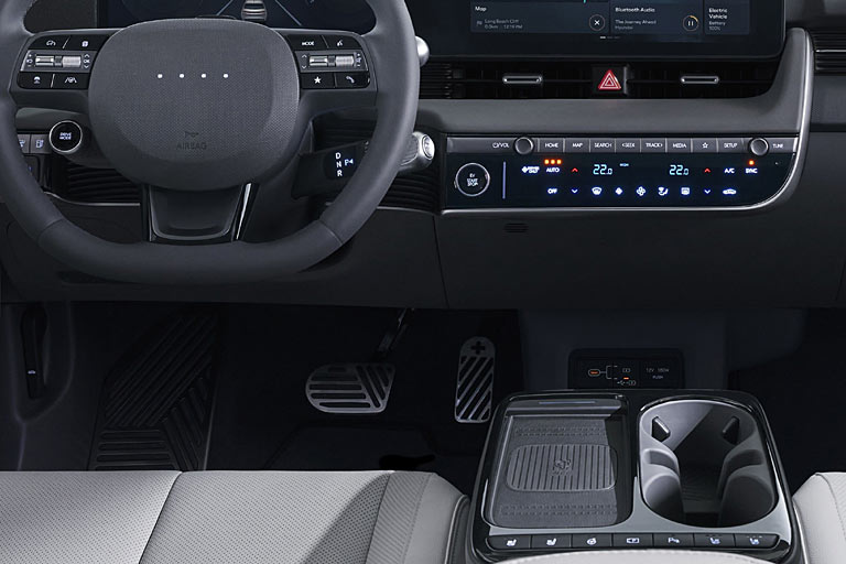 Ganz neu und ebenfalls praktisch ist die Tastenreihe in der Mittelkonsole. Hier werden Sitzheizung und -lüftung, Lenkradheizung und Parkfunktionen bildschirmfrei gesteuert