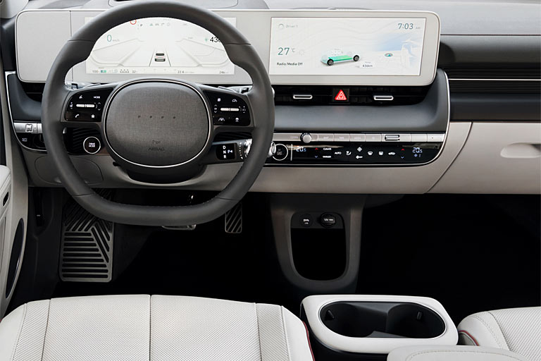 Zum Vergleich ein Bilck ins bisherige Ioniq-5-Interieur. Auch das Lenkrad ändert sich, nicht nur bei N-Line. Weitere Bilder liegen noch nicht vor