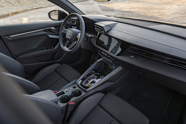 Kleine Änderungen wie der flachere Shifter kennzeichnen das Interieur. Die Mittelarmlehne ist endlich Standard