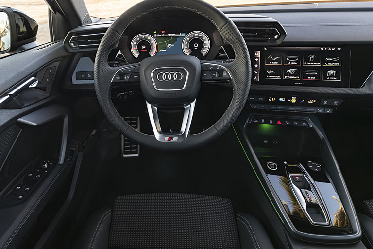 Neue Materialien in den Dekoreinsätzen, ein verändertes Innenleben der auffälligen Luftausströmer und mehr Ambientelicht (Serie und optional) sind weitere Neuerungen