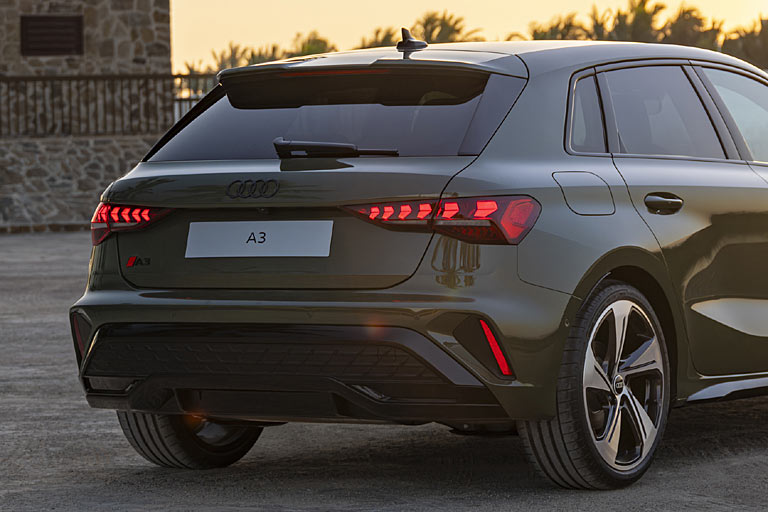 Die Heckschürze gibt sich präsenter, was dem Auto gut steht. Die Rückstrahler sind nun vertikal statt horizontal angeordnet. Schwarze Ringe kosten extra