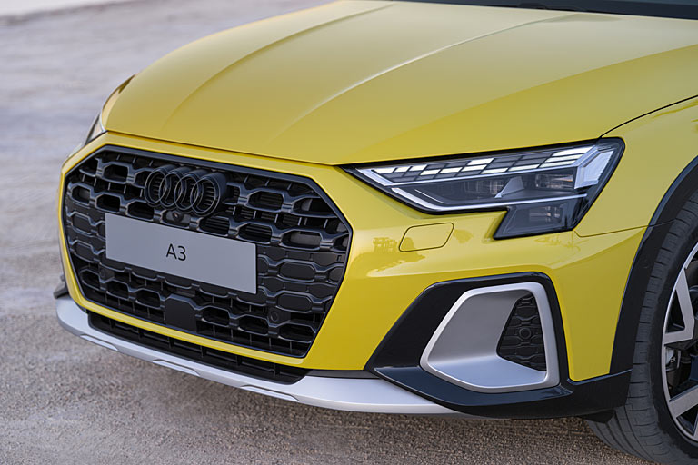Interessanterweise hat hier Audi den Grill nicht des Rahmens entledigt und die Ringe an der alten Position belassen