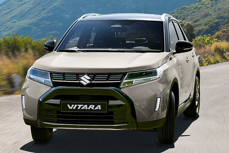 Welch' schlechte Fotomontage: Zum zweiten Mal nach 2018 überarbeitet Suzuki den Vitara. Der &raquo;Schmollmund&laquo; ist nun stärker ausgeprägt und glänzend schwarz gehalten, außerdem bekommt der Grill einen neuen Look
