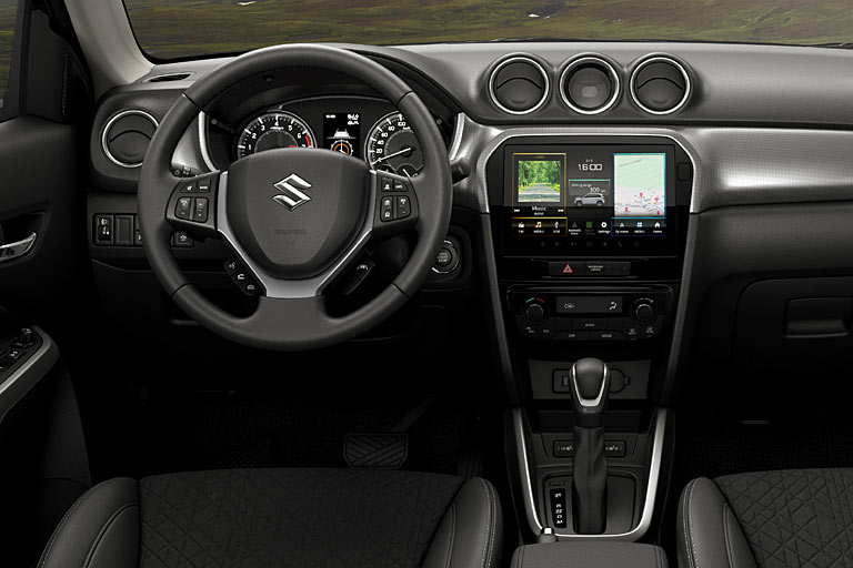 Im Interieur verbauen die Japaner jetzt einen kleinen (neun Zoll) statt eines sehr kleinen (sieben Zoll) Bildschirms und machen die Handy-Anbindung kabellos. Die Handbremse bleibt manuell, die Klimaanlage einzonig, und die analoge Uhr entfällt