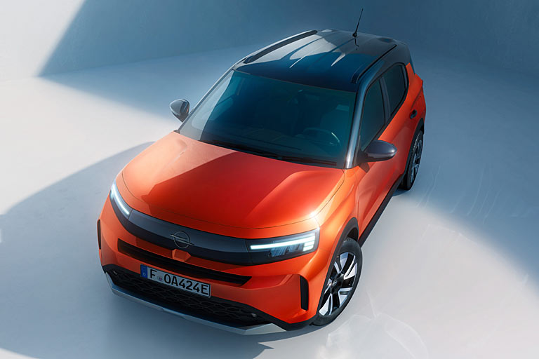 Bicolor-Look wird immer häufiger ... und sieht ja auch ansprechend aus, im Gegensatz zur langen Dachantenne. Endlich gibt es Spiegelblinker, eine stehende Umsetzung wäre cooler gewesen