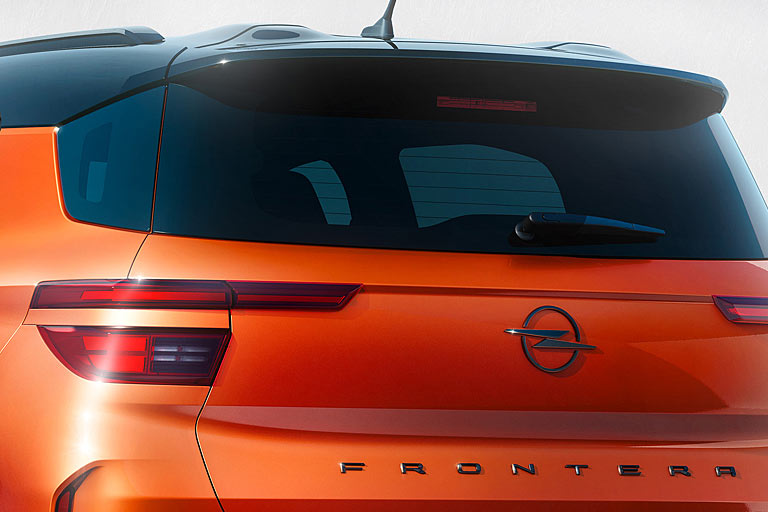 ... nicht nur horizontal, sondern auch vertikal geteilten Rückleuchten. Chrom gibt es nicht mehr