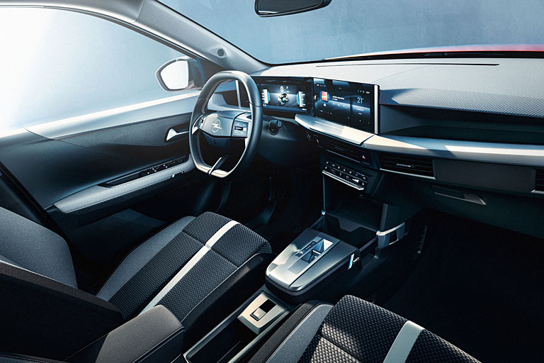 Modern und unspektakulär: Frontera-Innenraum mit zwei zehn Zoll großen respektive kleinen Displays. Die Handbremse wird endlich elektrisch, der joystickhafte Wählhebel verschwendet Platz