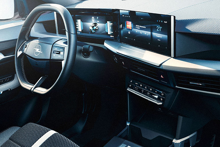 Separate Bedieneinheit der (nur einzonigen und halbgradschrittfreien) Klimaanlage, aber Touchflächen am Lenkrad. Vor dem Monitor gibt es offenbar eine Art Brillenfach, das offene Fach rechts ist nicht praxistauglich