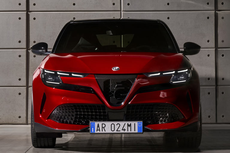Der 4,17 Meter lange Milano trägt das Kennzeichen anders als früher in der Mitte. Am Kühlergrill-Design dürften sich viele Diskussionen unter Alfisti einstellen