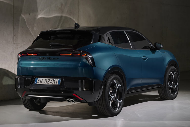 Die Alfa-Schlange findet sich auch auf den C-Säulen wider, der Milano-Schriftzug ist auf den vorderen Radhäusern angebracht