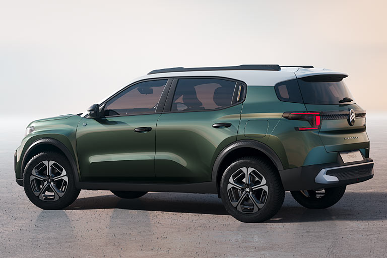 ... die stehenden Außenspiegel. Die Tank- bzw. Ladeklappe bleibt auf der falschen Seite. Die Radläufe sind nun kreisrund ausgeführt