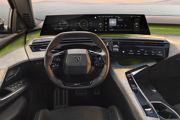 Geschmackssache: Der Peugeot mit seinem gebogenen, weit oben stehenden 21-Zoll-Display und den Display-Direktwahltasten gibt sich innen moderner und auffälliger