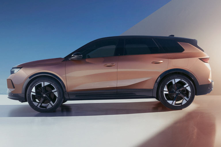 Die Bicolor-Optik mit dem &raquo;schwebenden&raquo; Dach und die Flossenoptik der C-Säule behält Opel bei. Positiv: Vernünftige Türgriffe und nur drei Seitenfenster. Und endlich hat der Grandland Spiegelblinker