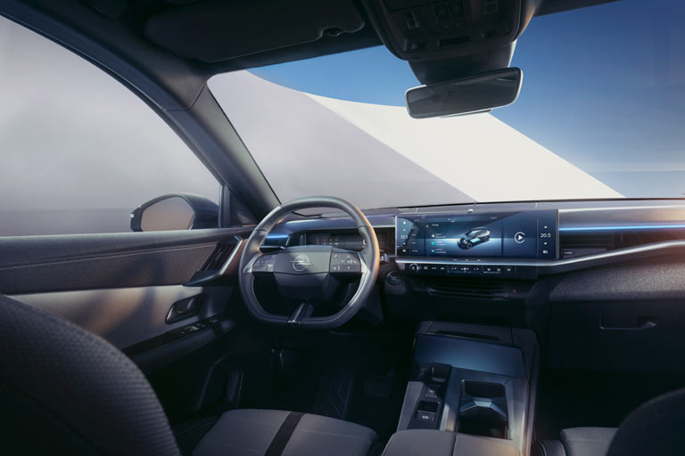 Blick ins Interieur: Zwei flache, aber breite Bildschirme (zehn und 16 Zoll) bestimmen das Bild. Während Lautstärke und Klimaanlage mit echten Reglern/Tasten bedient werden, überzeugen die Sensorflächen am Lenkrad weniger