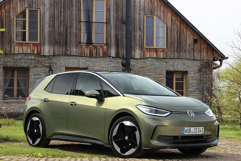 So stilsicher wie das Haus ist der ID.3 nicht geraten, aber darum geht es heute nicht, denn äußerlich bleibt der erst im März 2023 geliftete Stromer unverändert