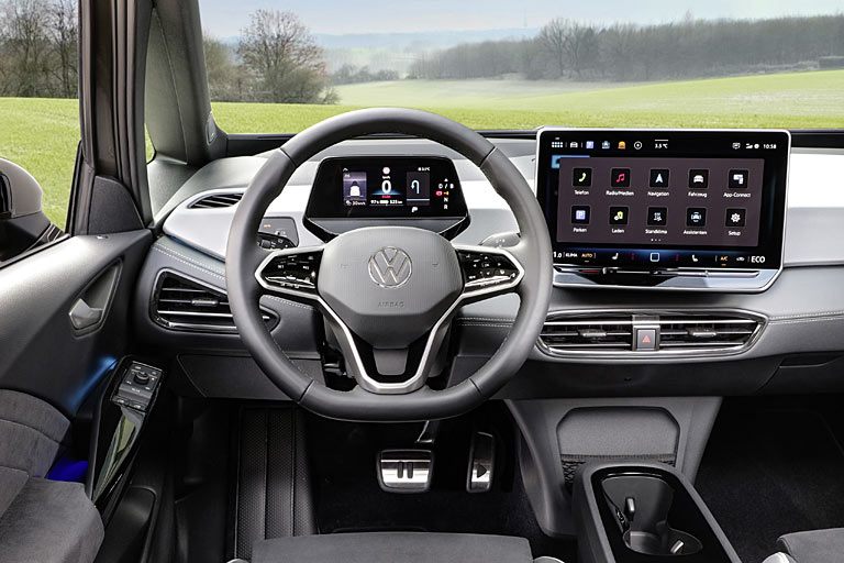 Das einst mit zehn Zoll gestartete und letztes Jahr auf zwölf Zoll gestreckte Zentraldisplay wächst noch einmal, auf 12,9 Zoll. Die Software bekommt eine bessere Menüstruktur und &raquo;