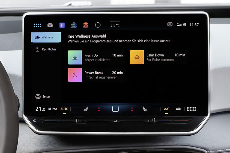 Neu sind auch Spielereien wie ChatGPT-Integration und eine Wellness-App. Unverständlich: Noch immer startet die Klimaautomatik für den Beifahrer im Eco-Modus