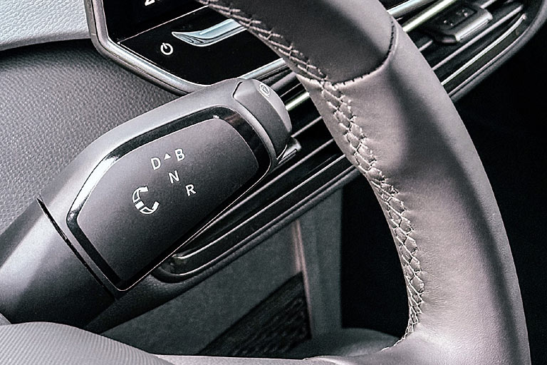 Der Wählhebel ist nicht mehr seitlich am Mini-Fahrerdisplay angeflanscht, sondern nun auch im ID.3 als Lenkstockhebel ausgeführt. Entsprechend muss die Scheibenwischer-Bedienung &raquo;