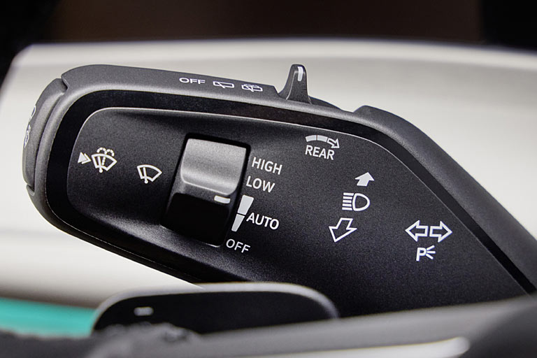 ... in den Blinkerhebel umziehen, womit nicht nur der Heckscheibenwischer und die Regensensor-Empfindlichkeit schlechter bedienbar werden, sondern die praktische Tippwisch-Funktion vollständig entfällt