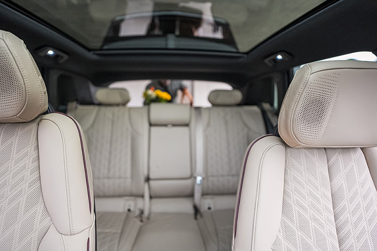 Viel Platz, viel Leder und gehobene Ausstttaung bis hin zu Kopfstützen-Lautsprechern kennzeichnen das Interieur. Mit gut 80.000 Euro hat sich Cadillac bei der Preisfindung zurückgehalten