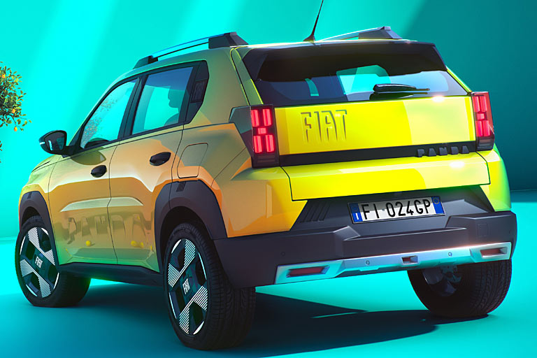 Lange primitive Antenne, aber LED-Licht serienmäßig. Der große Fiat-Schriftzug sei eine Hommage an den historischen Fiat Panda, erklärt der Autobauer, der sich den Blick ins Archiv gespart hat: Der Ur-Panda trug einen solchen Schriftzug nicht