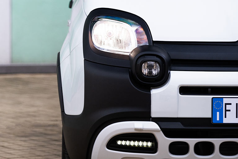 Halogen-Licht, Glühbirnen-Blinker und Funzel-Nebellicht sind auch im Kleinstwagen-Bereich nicht mehr Standard, hier schon. Das Tagfahrlicht sieht aus wie vor gefühlt 20 Jahren