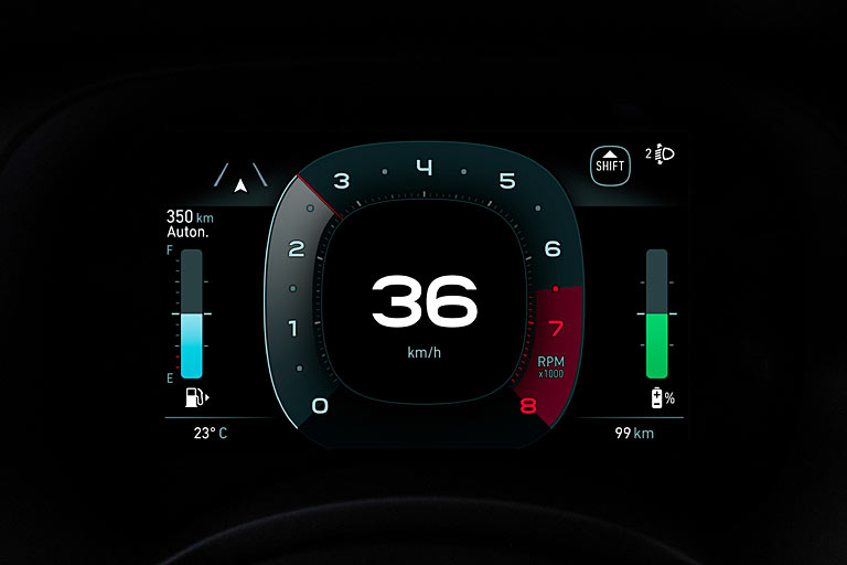 Das nun digitale Kombiinstrument misst sieben Zoll und bietet drei Anzeigemodi. Die 99 Kilometer bezioehen sich natürlich nicht auf eine elektrische Reichweite