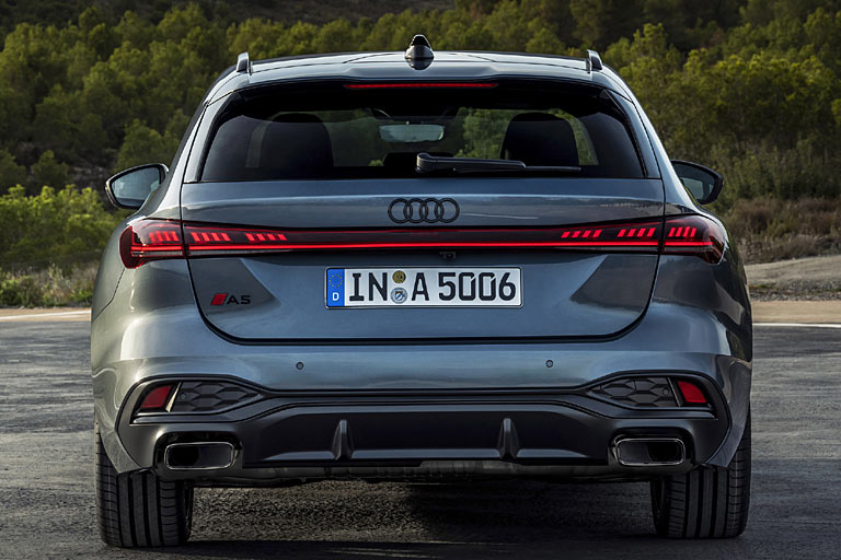 Während es vorne erstaunlicherweise keine durchgehende Lichtleiste gibt, ist sie hinten obligatorisch. Die OLED-Technik allerdings kostet extra. Positiv: Audi setzt auf echte Auspuffblenden