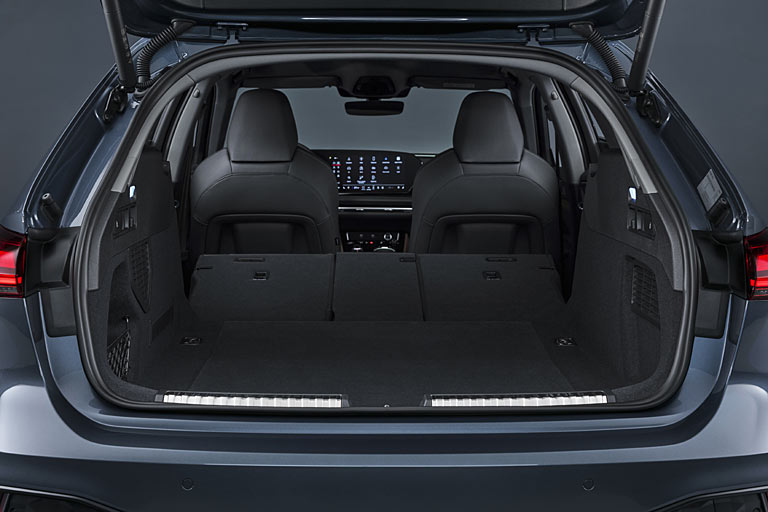 Blick in den Avant-Kofferraum, der bei umgeklappten Sitzen nicht eben ist. Eine Abdeckung am Haken für das Schloss gibt es nicht, womit ein A5 von 2025 insoweit weniger &raquo;Premium&laquo; ist als ein Golf VI Trendline von 2012