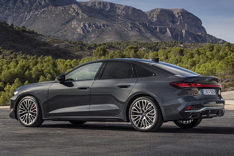 Das Design ist ruhiger und cleaner ausgefallen als erwartet. Es handelt sich nicht mehr um eine klassische Limousine mit Kofferraumdeckel, sondern &raquo;