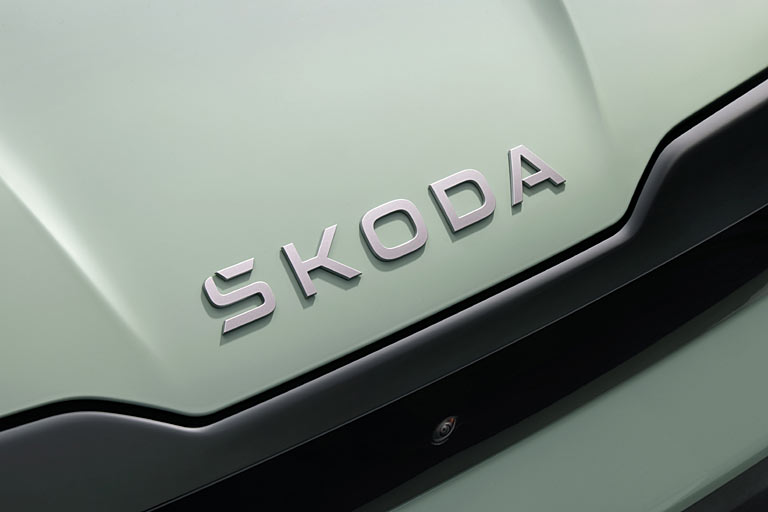 Auch vorne hat &Scaron;koda das (zugegeben suboptimale) Logo aufgegeben, der Schriftzug sitzt nun in einer Vertiefung statt einer Erhebung