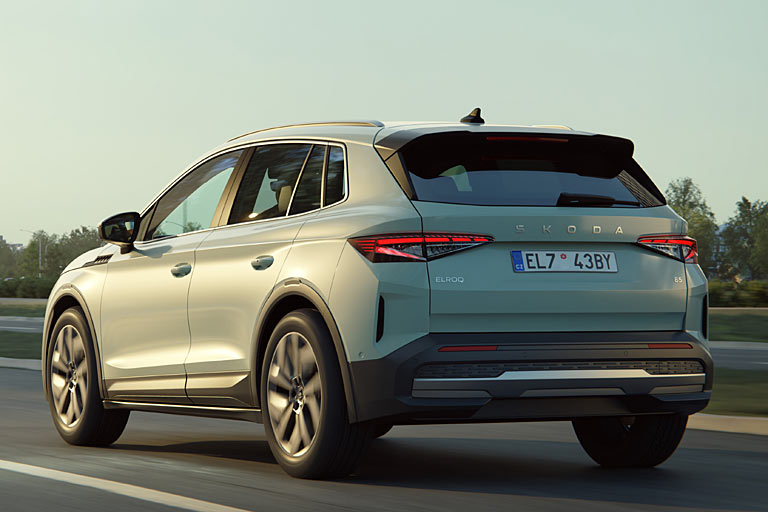 Auch das Heck ist konventionell und zeitlos gezeichnet. Sogar die modische durchgehende Lichtleiste haben sich die Designer verkniffen